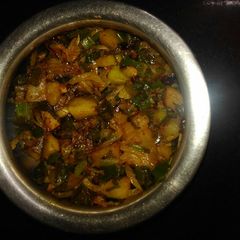 A picture of Spring onions with potatoes.