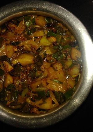 A picture of Spring onions with potatoes.