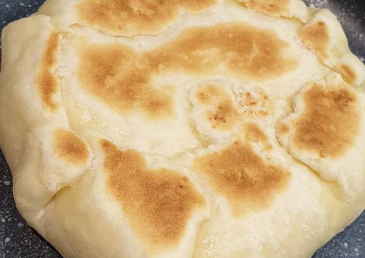 Voici la recette Cheese naan à la maison