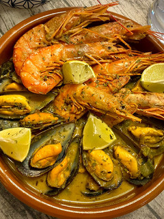 Una foto de Cazuela de mariscos al curry verde