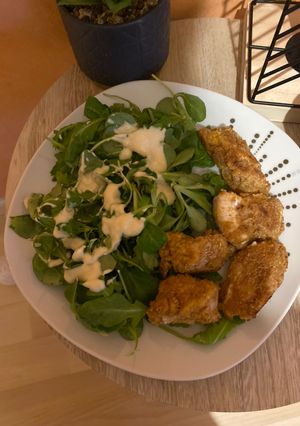 Une photo de Salade et panes de poulet maison