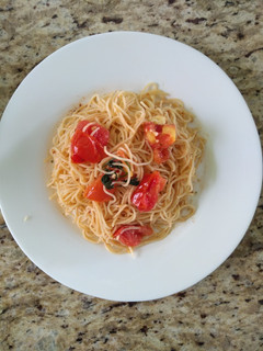 Una foto de Capellini con jitomate cherry y albahaca