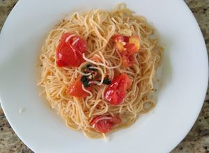 Una foto de Capellini con jitomate cherry y albahaca
