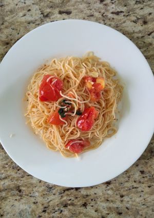 Una foto de Capellini con jitomate cherry y albahaca