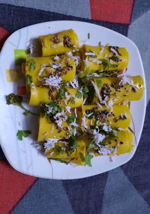 A picture of Khandvi.