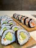 Sushi casero- Maki de aguacate, salmón y langostino con queso crema
