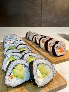 Una foto de Sushi casero- Maki de aguacate, salmón y langostino con queso crema