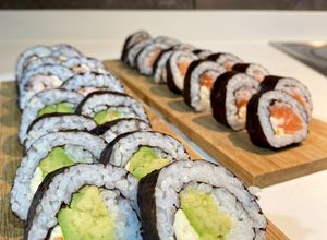 Foto principal de Sushi casero- Maki de aguacate, salmón y langostino con queso crema