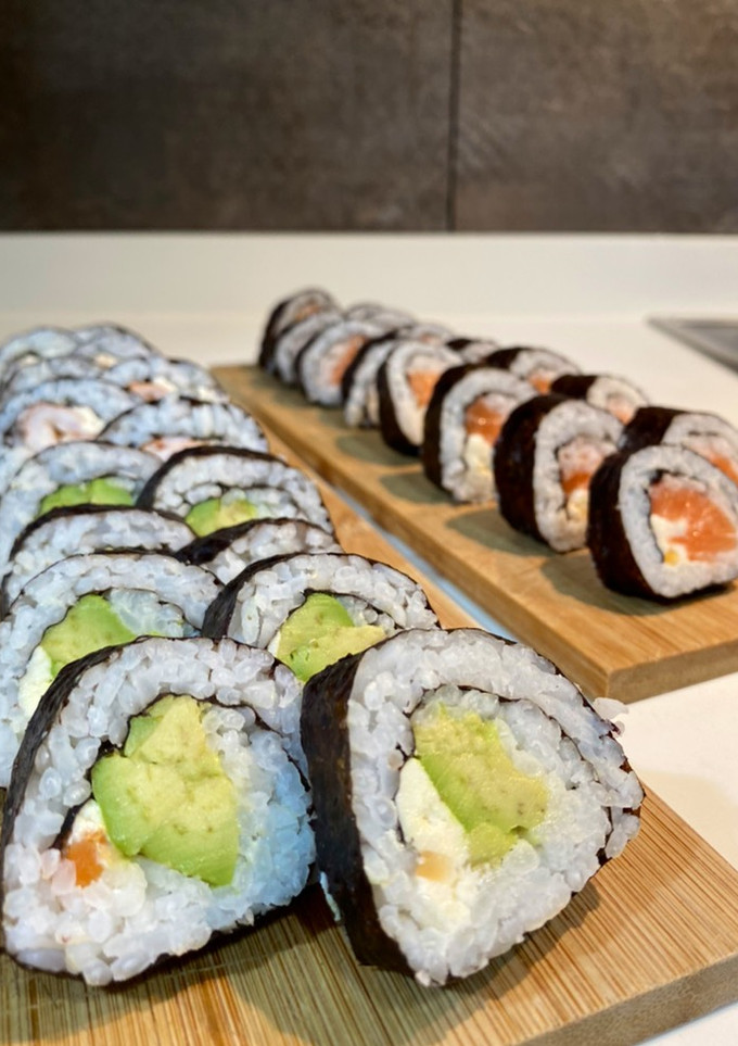 Una foto de Sushi casero- Maki de aguacate, salmón y langostino con queso crema