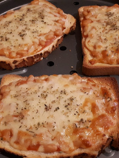 Una foto de Tostada de judías en salsa de tomate y queso cheddar