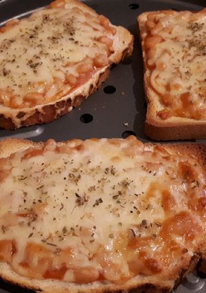 Una foto de Tostada de judías en salsa de tomate y queso cheddar