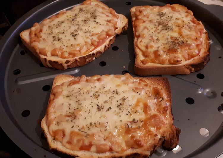 Tostada de judías en salsa de tomate y queso cheddar