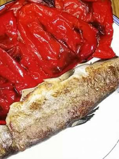 Una foto de Pimentos asados con trucha a la plancha