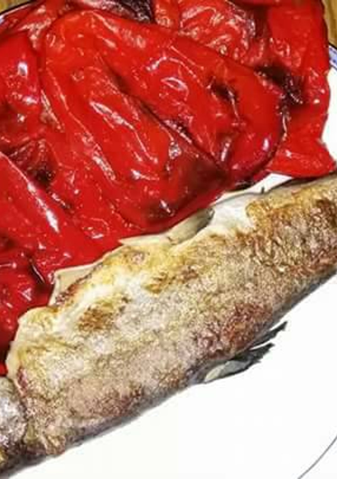 Una foto de Pimentos asados con trucha a la plancha