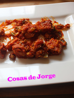 Una foto de Dados de atún con salsa de tomate