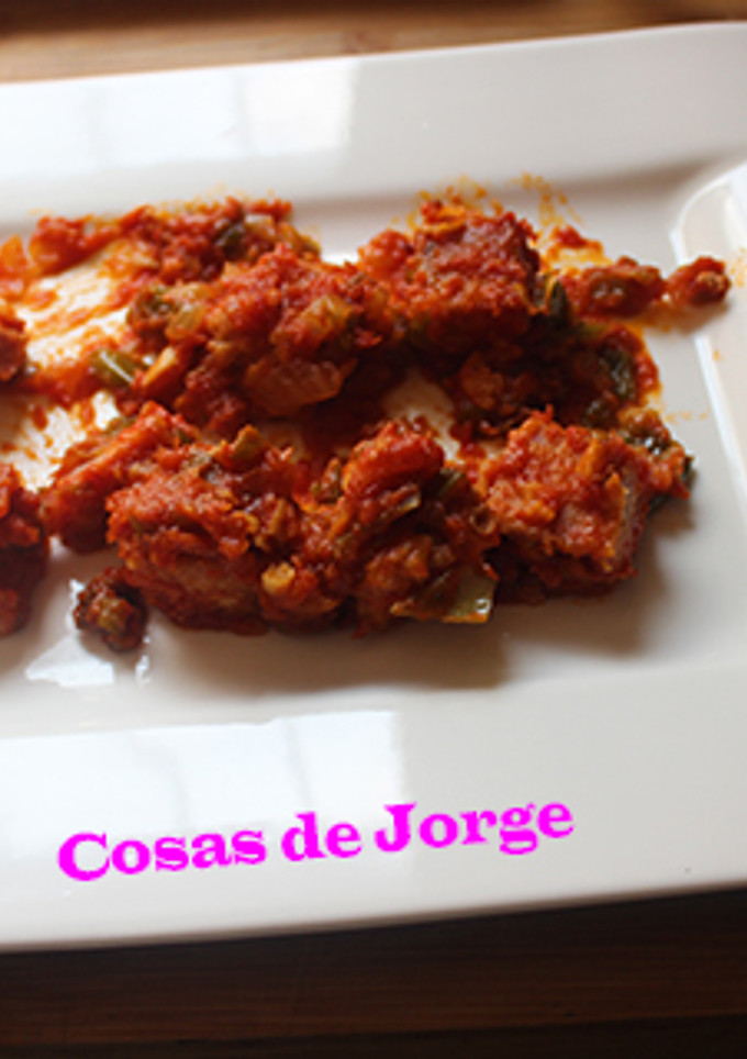 Una foto de Dados de atún con salsa de tomate