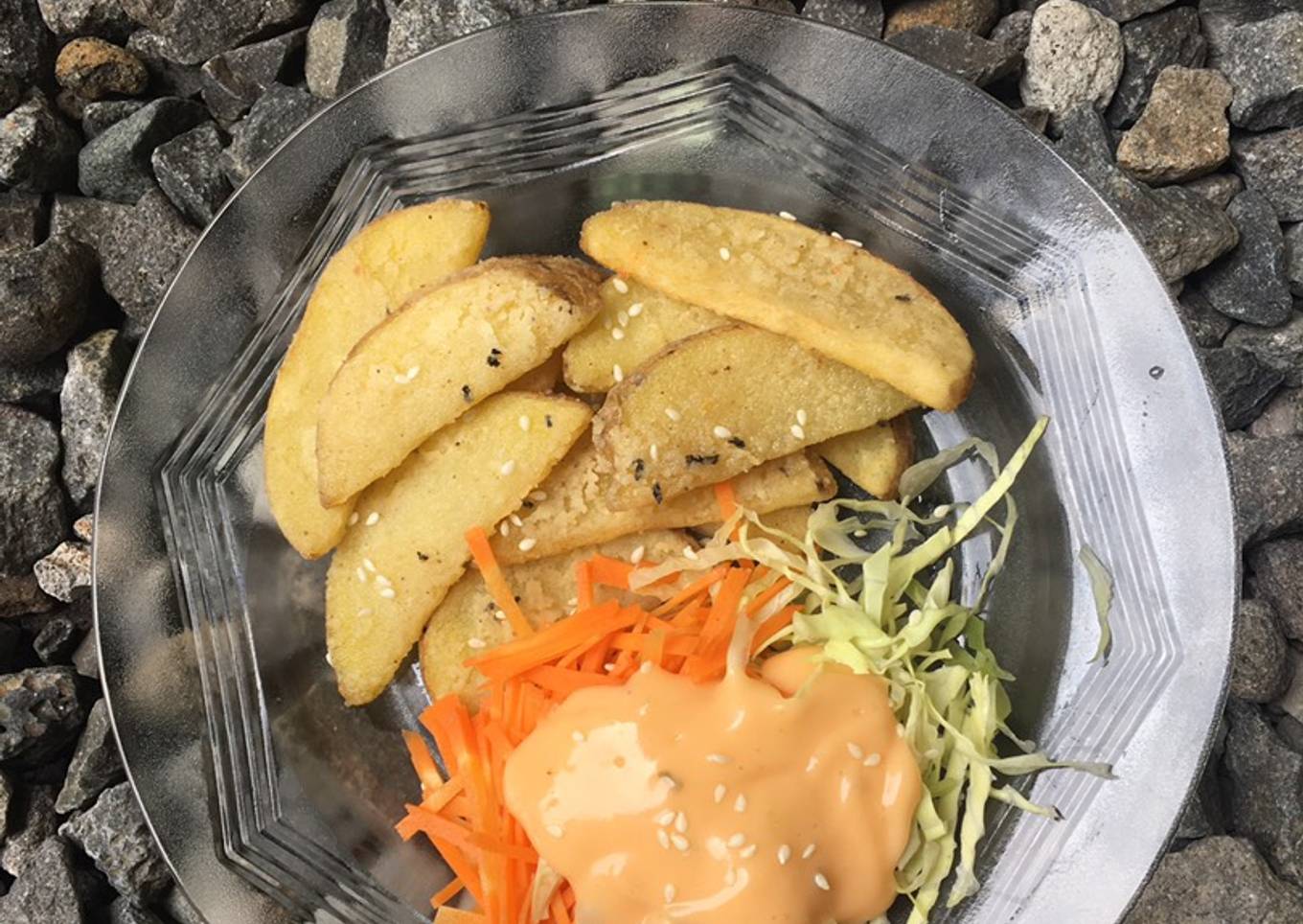 Kentang goreng with salad sayur