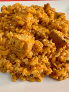 Una foto de Arroz con carne y alitas