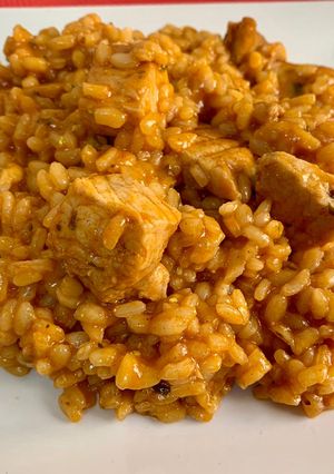 Una foto de Arroz con carne y alitas
