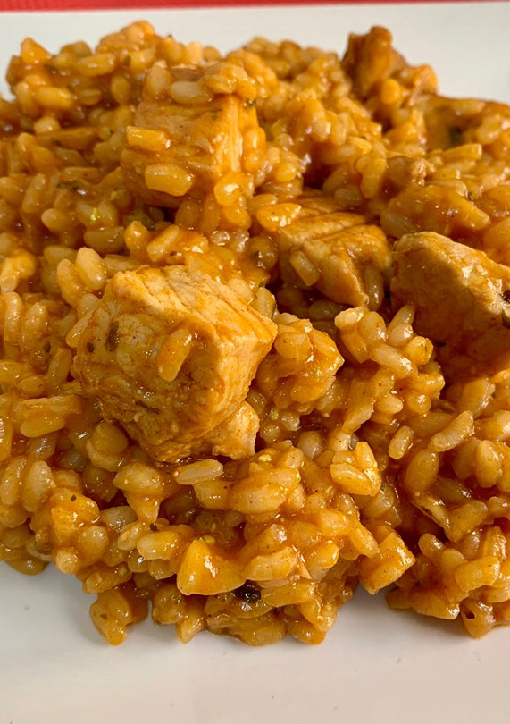 Una foto de Arroz con carne y alitas