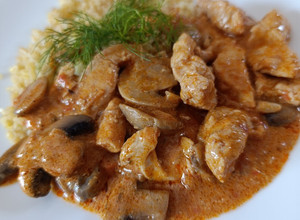 Pulykamell csíkok, mustáros, gombás, tejszínes szószban recept fotója