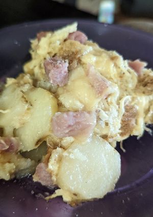 A picture of Chicken cordon blue casserole.