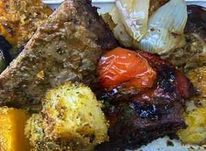 Una foto de COLITA DE CUADRIL AL HORNO CON PAPAS, BATATAS, ZAPALLO Y VERDURAS 🥩🥔🍠🎃🧅🫑🍆