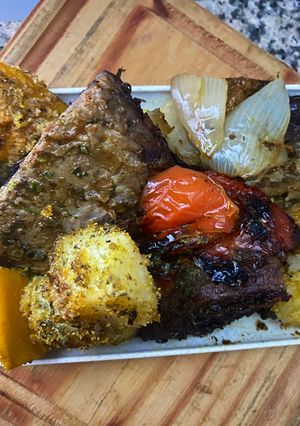 Una foto de COLITA DE CUADRIL AL HORNO CON PAPAS, BATATAS, ZAPALLO Y VERDURAS 🥩🥔🍠🎃🧅🫑🍆