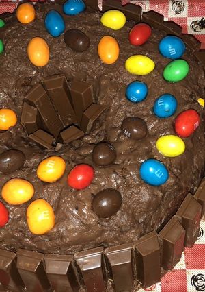 صورة لوصفة كيكة اسفنجة بسيطة مع الكيت كات وال m&m
