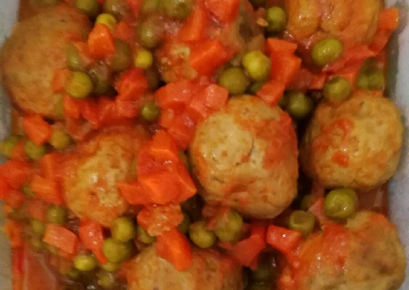 Albóndigas de sardinas con guisantes y zanahoria