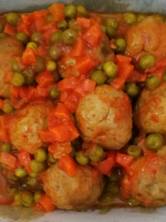 Una foto de Albóndigas de sardinas con guisantes y zanahoria