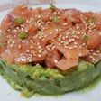 Tartar de salmón ahumado con aguacates y wasabi
