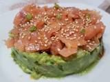 Tartar de salmón ahumado con aguacates y wasabi