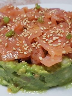 Una foto de Tartar de salmón ahumado con aguacates y wasabi