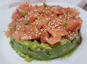 Foto principal de Tartar de salmón ahumado con aguacates y wasabi