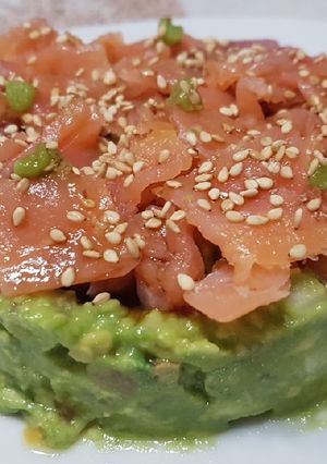 Foto principal de Tartar de salmón ahumado con aguacates y wasabi