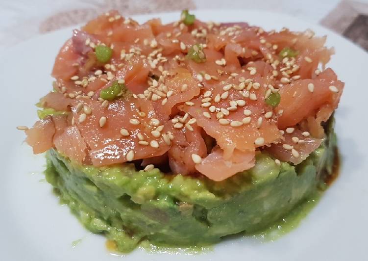 Tartar de salmón ahumado con aguacates y wasabi
