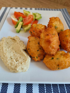 Una foto de Buñuelos de merluza+ hummus de aceitunas