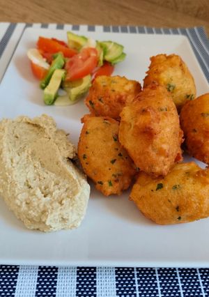 Una foto de Buñuelos de merluza+ hummus de aceitunas