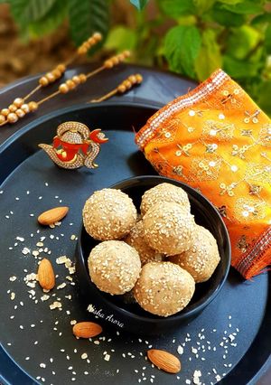 झटपट ओट्स तिल लड्डू रेसिपी मुख्य फोटो