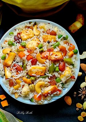 A picture of Navratan pulao.