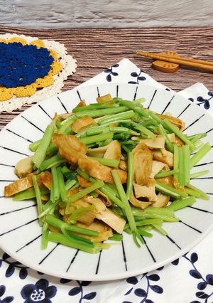 芹菜炒素肉 的食譜成品照片