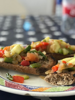 Una foto de Tostadas con verduras