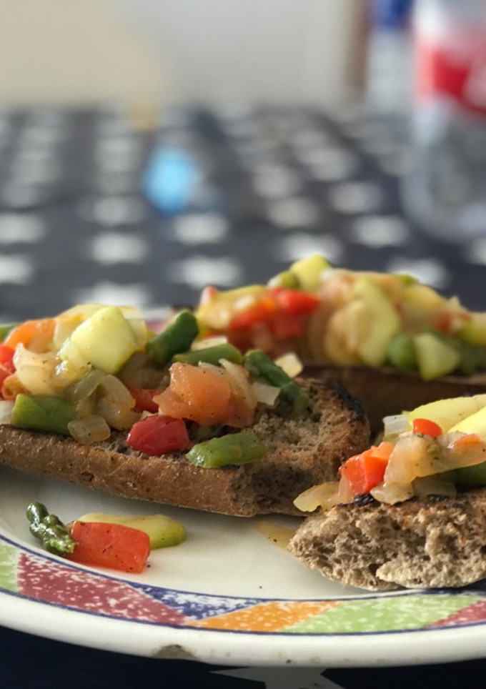 Una foto de Tostadas con verduras