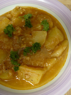 Una foto de 🍲 Guiso de patatas 🥔con almendras y pimentón