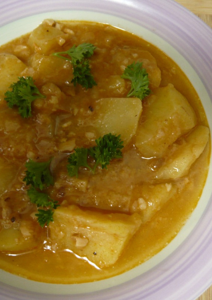 Una foto de 🍲 Guiso de patatas 🥔con almendras y pimentón