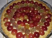 Una foto de tarta de uvas y crema
