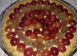 Una foto de Tarta de frutas con relleno de crema pastelera