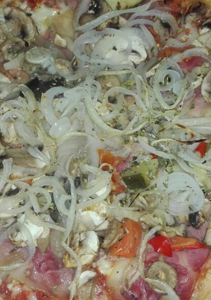 Una foto de 700. Pizza beicon y verdura cocida