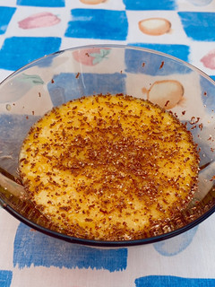Una foto de Mousse de mango con rallado de chocolate
